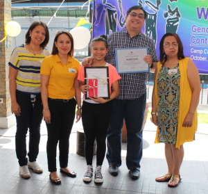 Ms. Janet N. Salvador (from left), the Unit Head of Adoption Resource and Referral Section of DSWD-NCR, Ms. Hazel Militante, the Division Chief of DSWD-NCR’s Protective Service Unit, with Mr. Reuben Pangan and his child, Mandie and DSWD-NCR Regional Director Ms. Ma. Alicia S. Bonoan during the awarding of certificate of appreciation for Mr. Pangan as among the resource persons of the activity.