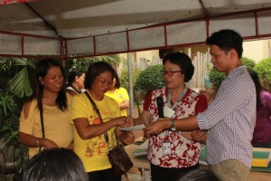 Roselyn Victorino, extreme left, together with SEA-K president while receiving their livelihood assistance from the Department of Social Welfare and Development – National Capital Region (DSWD-NCR) to help them put up and expand their businesses under the Sustainable Livelihood Program (SLP) of the Department.